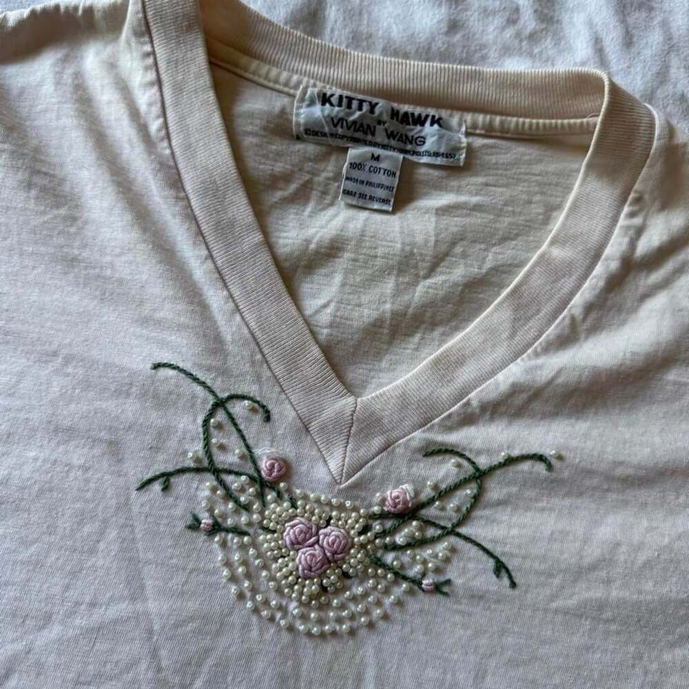 Kitty Hawk by Vivian Wang Beaded Rose V Neck Tee Size M Cream